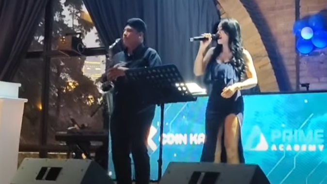 Sewa Organ Tunggal Elegan dengan Saxophone di Brotherhood