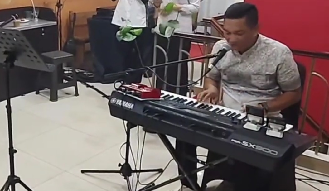 Organ Tunggal Tanpa Penyanyi di RM Sederhana Kelapa Gading